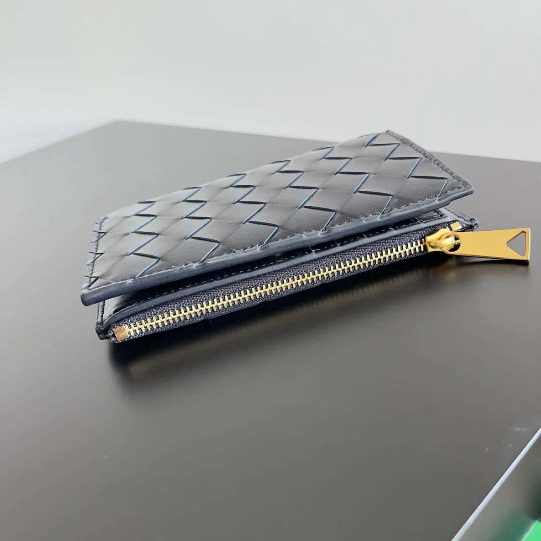 Batch 960 of BOTTEGA VENETA’s new woven small wallets are now shipping! ! ! 🥰🥰Made of carefully selected first-layer sheepskin fabric, this small luxury wallet has an elegant appearance and is also full of practicality. It can store change, driver's license and various cards at the same time. It is so small that it can be put in your pocket and carried with you. It is really convenient [Applause][Applause] Style No.: 667468 Size: 14.5*9.3*2cm